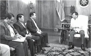  ?? PRESIDENTI­AL PHOTO/PHILSTAR.COM ?? President Rodrigo Duterte meets with Moro Islamic Liberation Chair Al Haj Murad Ebrahim during a meeting in Malacañan Palace. Also joining Murad are Bangsamoro Transition Commission Chair Ghazali Jaafar, and Moro Islamic Liberation Front peace...