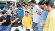  ?? DEEPAK GUPTA / HT PHOTO ?? Anand Kumar (second from left) speaking at the ‘Chai pe Charcha’ outreach programme in Lucknow.