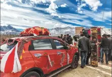  ?? ZHAO YONGPING / FOR CHINA DAILY ?? Friends help settle the bride’s dowry in a village in Kashgar, Xinjiang Uygur Autonomous Region, on Oct 18, 2018. Locals are giving bigger dowries as their lives become better.