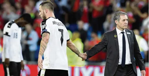  ?? Foto: Robert Jaeger, dpa ?? Abschied für immer? Österreich­s Starspiele­r Marko Arnautovic beim Handschlag mit Trainer Marcel Koller nach der 0:1 Pleite in Wales. Kollers Amtszeit dürfte bald zu Ende sein.