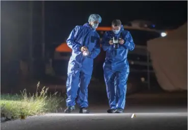  ?? FOTO: KENNETH MEYER ?? Politiets teknikere arbejdede hele natten på gerningsst­edet i Hornbaek.