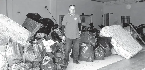  ?? AGENCIA SIERRA DE LA VENTANA ?? El oficial Marcos Rojas, ayer por la tarde, junto a los elementos que quedaban por cargar. Los bomberos ya habían llenado un camión con donaciones.