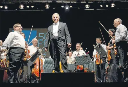  ?? LLIBERT TEIXIDÓ ?? Los 50 años de una cita. Zubin Mehta y su orquesta reciben el aplauso del público, en la noche del pasado jueves, en la actuación estelar de este año del festival de la Porta Ferrada