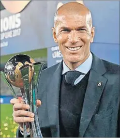  ??  ?? GANADOR. Zidane posa con el trofeo del Mundial de Clubes.