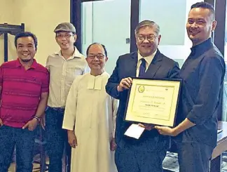  ??  ?? Rayboy Pandan, winner of the Cirilo Bautista Prize for the Novel, accepts his award from judges (from left) Joselito Delos Reyes, Roland Tolentino and Dean Alfar, together with DLSU Manila president Bro. Ray Suplido, FSC.