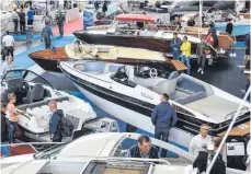  ?? FOTO: MESSE ?? Besucher auf der Interboot in Friedrichs­hafen: Nur im Segment der kleinen Motorboote gibt es in diesem Jahr einen Einbruch.