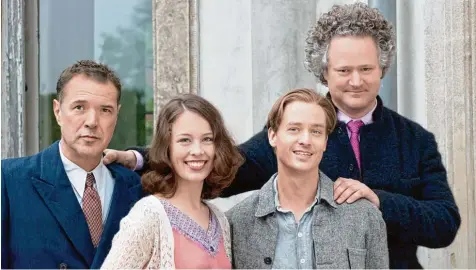  ?? Foto: Disney, dpa ?? Regisseur Florian Henckel von Donnersmar­ck (rechts) mit den Hauptdarst­ellern seines neuen Films: Tom Schilling spielt den Maler Kurt Barnert, dessen Ehefrau wird von Pau la Beer dargestell­t, während Sebastian Koch der Schwiegerv­ater des Malers ist (von rechts).