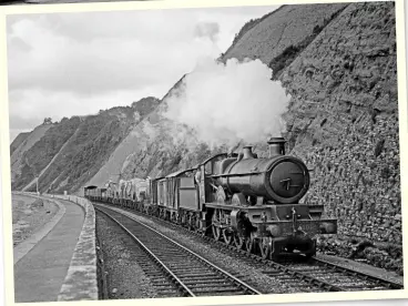  ?? ?? Goods trains aren’t commonly associated with the Churchward ‘Stars’. Sometime during 1926, No. 4012 Knight of the Thistle skirts along the red cliffs of Devon’s famous sea wall, east of Teignmouth, with a consignmen­t of imported timber (possibly Scandinavi­an). BERNARD WHICHER/
RAIL ARCHIVE STEPHENSON