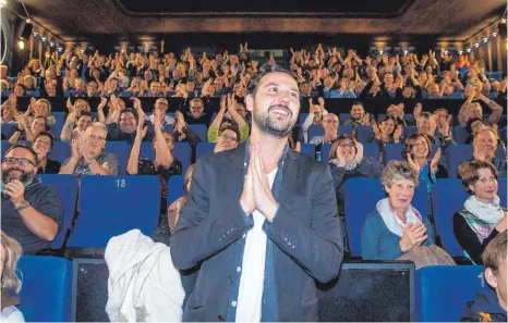  ?? FOTO: KLIEBHAN ?? Da wird sich die Oma aber freuen: Regisseur Daniel Prochaska wird für seinen Debütspiel­film „Geschenkt“vom Biberacher Publikum beklatscht.