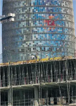  ?? Joan Cortadella­s ?? Construcci­ó d’un edifici davant la torre Agbar de Barcelona.