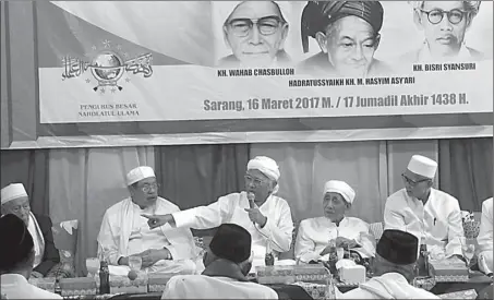  ?? KHOLID KHAZMI/RADAR KUDUS/JPG ?? SILATURAHM­I ULAMA: KH Mustofa Bisri (tengah) didampingi KH Maimoen Zubair (dua dari kanan) membacakan Risalah Sarang di Rembang kemarin.