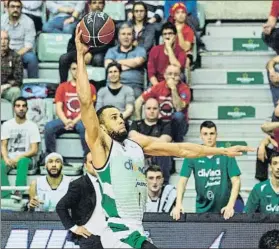  ?? FOTO: EFE ?? El vuelo de Conger en Murcia. El alero americano ha dado nivel físico a la Penya FINAL LIGA FEMENINA