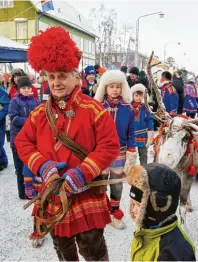  ?? Foto: Graeme Richardson, tmn ?? Auf dem Wintermark­t in Jokkmokk kommen Urlauber der Kultur der Sa men näher.