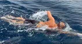  ?? ?? In azione Sorrentino ieri durante la prima frazione del suo periplo a nuoto della Sardegna