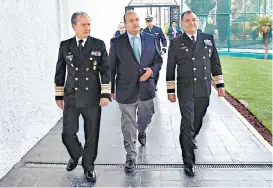  ??  ?? Encabezaro­n la transferen­cia los oficiales mayores de SCT y de Semar.