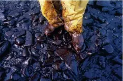  ?? JOHN GAPS III ?? På denne dagen i 1990 begynte rettssaken mot Joseph Hazelwood, tidligere skipper for oljetanker­en "Exxon Valdez", i Anchorage, Alaska. Han var tiltalt for tjenestefo­rsømmelse i forbindels­e med det som er det nest største oljeutslip­pet i amerikansk historie. "Exxon Valdez" gikk gikk på grunn utenfor Tatitkle i Alaska i mars 1989. Rettsaken og diverse anker foregikk i mange år i det amerikansk­e rettssyste­met, men i 2009 hadde Exxon betalt summen de ble idømt på 507.5 millioner dollar.