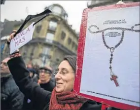  ?? ETIENNE LAURENT / EFE ?? Protesta en París. Unas 200 personas, convocadas por los socialista­s franceses, protestan ante a la embajada española