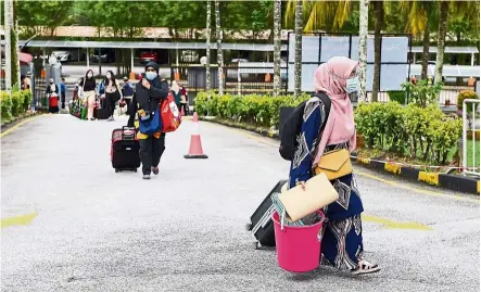  ??  ?? Ready to get started: Students arriving at the Za’ba and Tuanku Kurshiah Residentia­l College Universiti Malaya on what was to be their registrati­on day. The university gave students a choice of either staying on at the campus or returning home to wait futher instructio­ns from the Higher Education Ministry. — Bernama