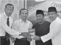  ?? TIM PEMENGANGA­N GUS IPUL-PUTI FOR JAWA POS ?? BERI BUKU: Saifullah Yusuf bersama para tokoh Muhammadiy­ah Malang.