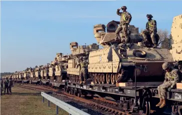  ?? (© Petras Malukas/AFP) ?? Photo ci-dessus :
Des soldats de l’US Army déchargent des équipement­s lourds à Pabradé, dans l’Est de la Lituanie, le 21 octobre 2019. Les États-Unis ont déployé dans ce pays balte membre de l’Union européenne et de l’OTAN un bataillon de 500 soldats et des dizaines de chars et de blindés pour une rotation sans précédent de six mois, dans le cadre d’une opération dissuasive adressée à la
Russie voisine. L’Alliance, qui a installé des bataillons similaires en Estonie et en Lettonie, mais aussi en Pologne, a renforcé sa présence sur son flanc est depuis l’annexion de la Crimée par la Russie, en 2014, à la suite de décisions prises au sommet de Varsovie, en 2016.