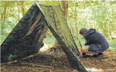  ?? FOTOS: SRT ?? Am Lagerfeuer (oben) wird gegessen, geschlafen wird im Wald. Eine Plane schützt notdürftig vor dem Regen.