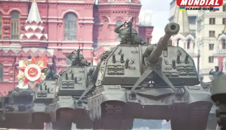  ?? ?? El Ejército
ruso desfiló por la Plaza Roja del Kremlin para festejar la victoria sobre la Alemania nazi en 1945