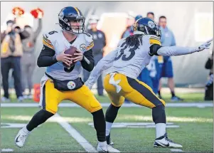  ?? [FRANK VICTORES/THE ASSOCIATED PRESS] ?? Steelers quarterbac­k Devlin Hodges looks to pass during the game against the Bengals, Nov. 24 in Cincinnati.