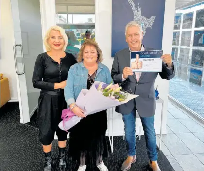  ?? ?? Taupō Swimming Club’s Jan Pook (centre) was presented the Good Sort award by Harcourt’s Mary-Louise Johns and Taupō District Mayor David Trewavas.