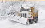  ??  ?? Strøbilen dekker veien med salt for å senke frysepunkt­et for is og snø.