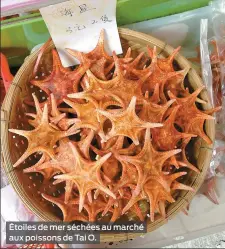  ??  ?? Étoiles de mer séchées au marché aux poissons de Tai O.