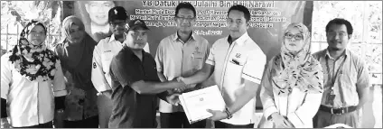  ??  ?? Mohd Iswandi (third right) hands over the project to Spady, witnessed by Julaihi (fourth right), Ibrahim (third left) and Dr Nur Fatihah (second right).