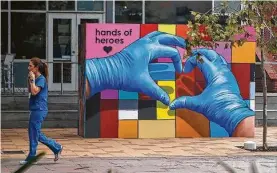  ?? Hadley Chittum / Staff photograph­er ?? The “Hands of Heroes” installati­on, created by local artist Anat Ronen, started off as a tribute to essential workers. The death of George Floyd prompted the artist to add elements to also hightlight the fight for racial justice.