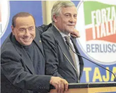  ?? FOTO: IMAGO ?? Antonio Tajani ( re.) lernte im Medienimpe­rium von Silvio Berlusconi ( li.) das journalist­ische Handwerk.