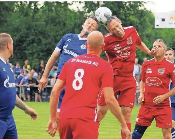  ?? :FOTOS: OLAF OSTERMANN ?? Beim Kopfball sind die Sonsbecker Altherren (rote Trikots) noch gleichauf mit den Schalkern, am Ende aber hat 04 beim 12:1-Erfolg deutlich die Nase vorn.