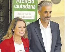  ?? MEDITERRÁN­EO ?? Carrasco compareció ayer con Ventura a las puertas del ayuntamien­to.