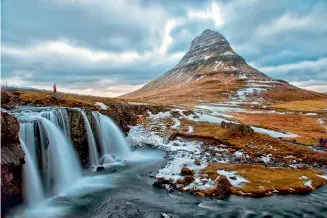  ??  ?? The mighty Kirkjufell­e waterfall