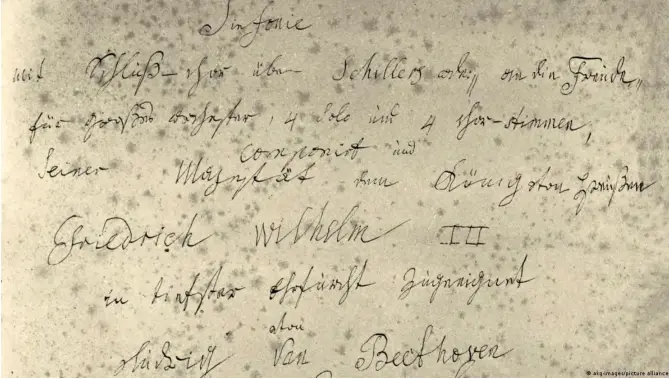  ?? ?? Dedicatori­a manuscrita de Beethoven de su "Novena Sinfonía" a Federico Guillermo III de Prusia.
Imagen: akg-images/picture alliance