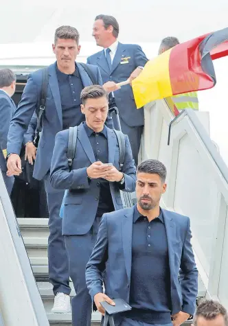  ?? REUTERS ?? Mario Gómez, Sami Khedira y Mesut Ozil descienden del avión tras llegar al aeropuerto de Vnúkovo.