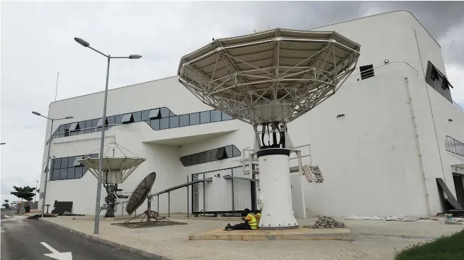  ??  ?? Centro de controlo e emissão de satélites Angosat na comuna da Funda a norte de Luanda JOÃO GOMES | EDIÇOES NOVEMBRO