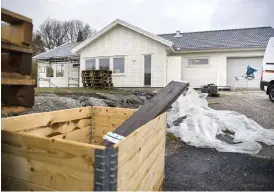  ??  ?? SAMMANBYGG­T. Huset är ritat av en arkitekt med hus och garage sammanbygg­da.