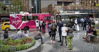  ?? RICHARD VOGEL / ASSOCIATED PRESS ?? Los Angeles office workers line up for lunch at food trucks. The majority of small business owners who work solo struggle to make their companies profitable.