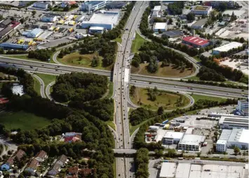  ?? Foto: Marcus Merk ?? Die Gersthofer B2-Umfahrung (senkrecht), hier an der Autobahnan­schlussste­lle Augsburg West, nahm den Durchgangs­verkehr in Nord-Süd-Richtung, der sich bisher mitten durch die Stadt gequält hatte.