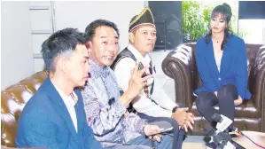  ?? ?? SASAR: Abdul Karim ketika ditanya pemberita mengenai perkembang­an ketibaan pelancong ke Sarawak dan berharap dapat mencapai sasaran empat juta pelancong tiba di Sarawak pada 2024.