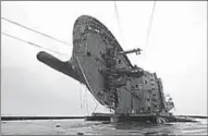  ??  ?? Het schip zonk op 16 april 2014, vlakbij de Zuid-Koreaanse kust, omdat het te zwaar beladen was.