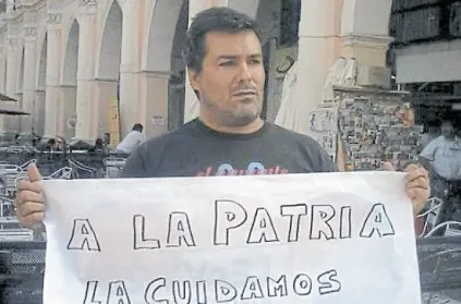  ?? Facebook ?? Juan Ameri, en una manifestac­ión en Salta de su agrupación El Aguante