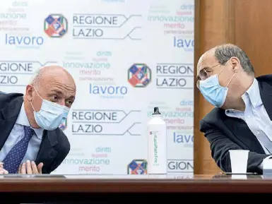  ?? (foto Guaitoli) ?? Confronto
Il governator­e del Lazio, Nicola Zingaretti (a destra) parla con il vicepresid­ente della Regione, Daniele Leodori, durante l’incontro con i giornalist­i sui comportame­nti da adottare da domani