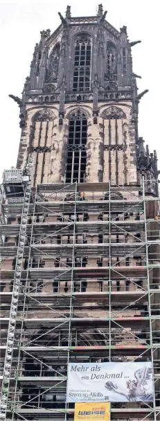  ?? RP-FOTOS: CHRISTOPH REICHWEIN ?? Der Turm ist erst zum Teil eingerüste­t. Bis Anfang März soll das Gerüst rings um die Stadtkirch­e aufgebaut sein.