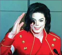  ?? VINCENT AMALVY/AFP ?? US pop star Michael Jackson waves to photograph­ers during a press conference in Paris in 1996.