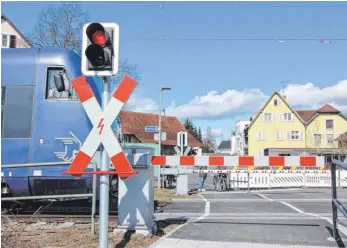  ?? FOTO: RWE ?? Geschlosse­ne Schranken in Kehlen: Sie sorgten dadurch für Unsicherhe­it und Ärger bei Jung und Alt, dass sie unten blieben, obwohl (anders als im Bild) kein Zug fährt.