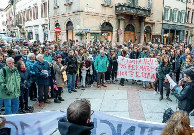  ??  ?? La protesta Decine di uomini e donne hanno partecipat­o al presidio in Largo Carducci (Foto Rensi)